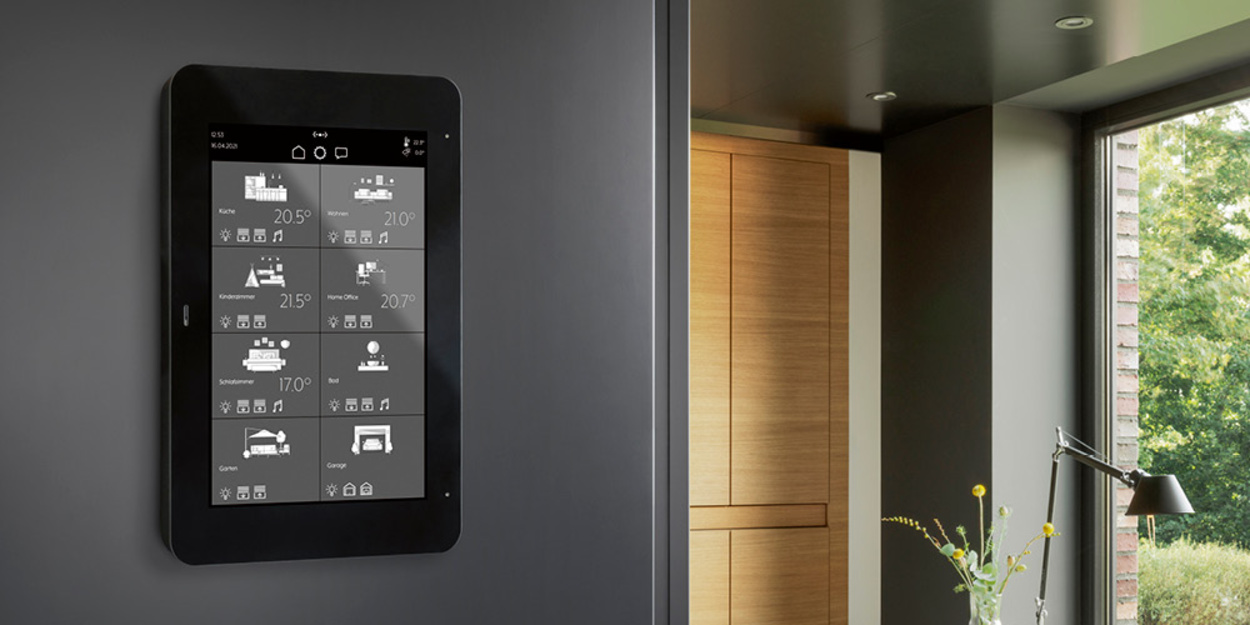 JUNG Smart Panel 8 bei Elektro Emmerich GmbH in Neuenstein Raboldshausen