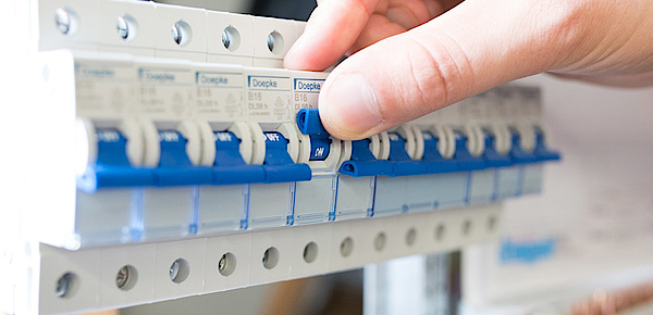 Schalt­schrank­bau bei Elektro Emmerich GmbH in Neuenstein Raboldshausen